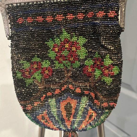 COPY - Gorgeous Vintage beaded handbag with intricate  Floral Design. - Picture 5 of 8